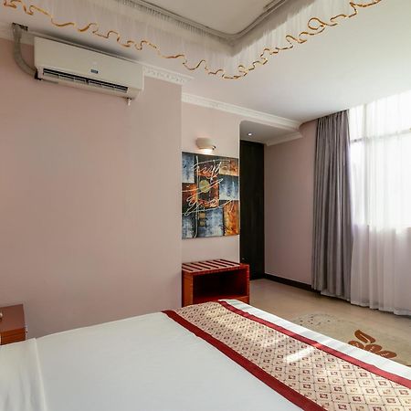 Russell Hotel Кампала Экстерьер фото