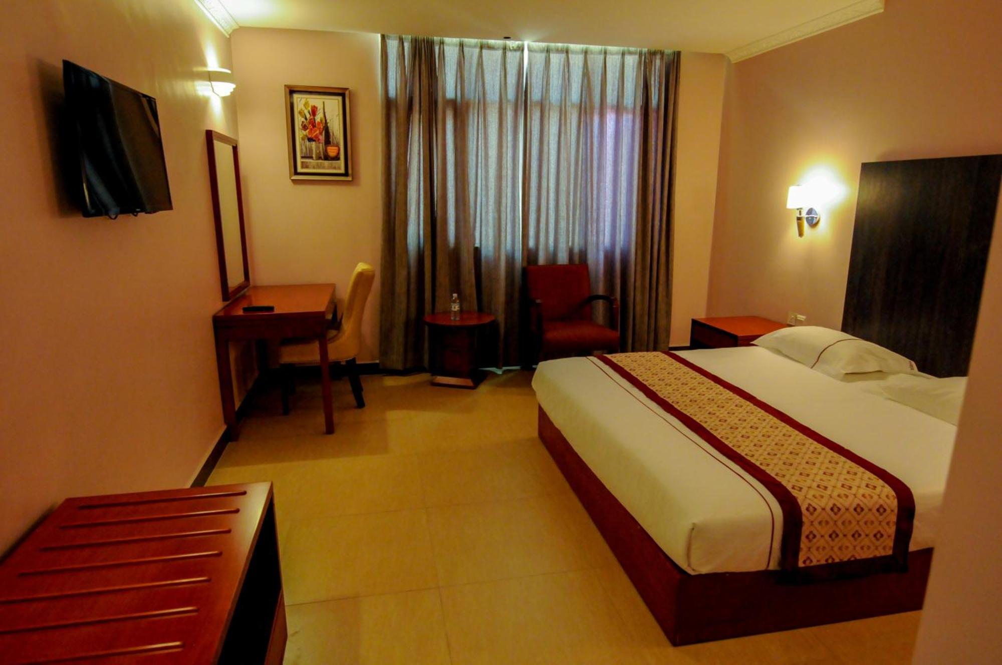 Russell Hotel Кампала Экстерьер фото