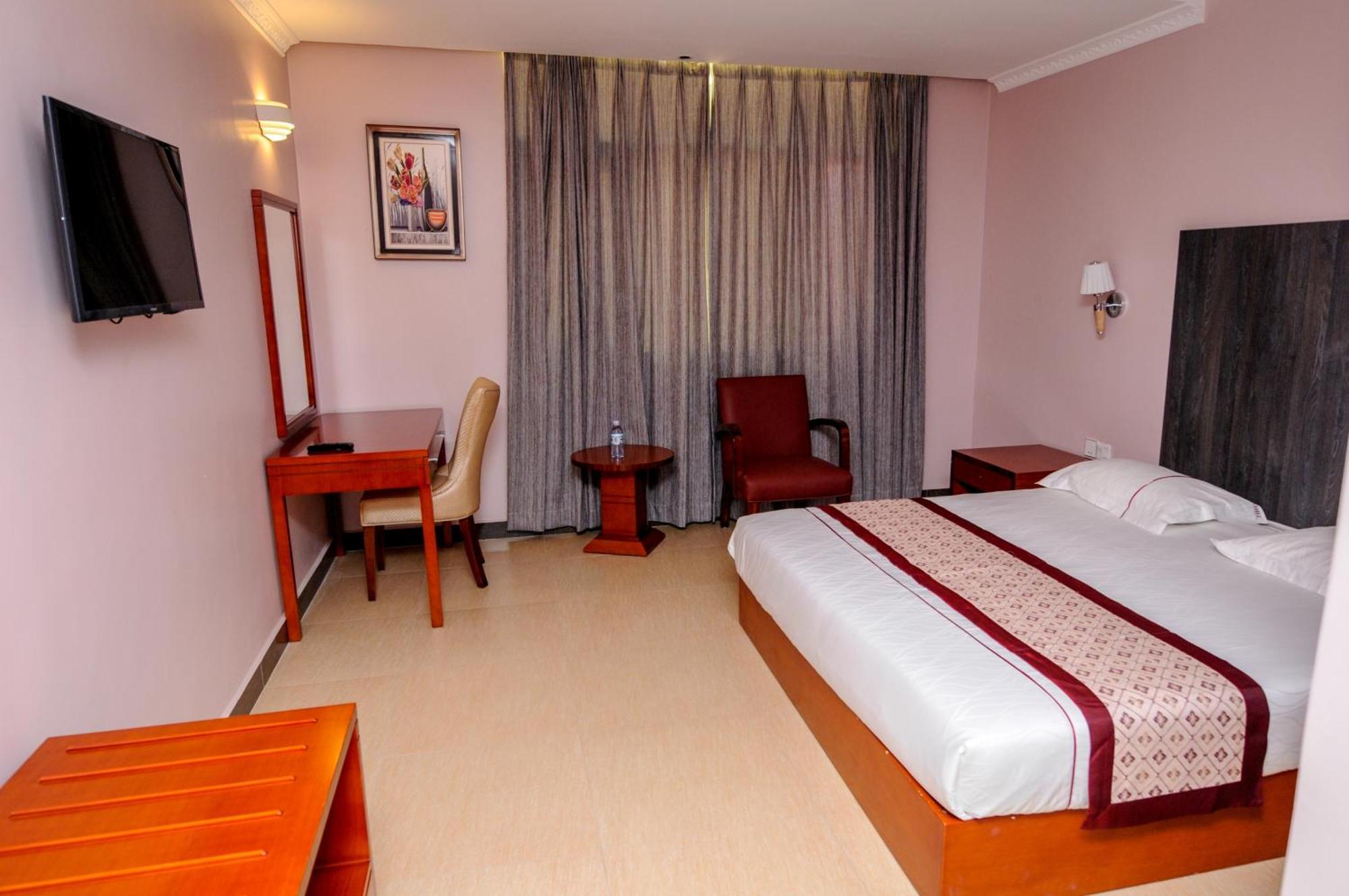 Russell Hotel Кампала Экстерьер фото