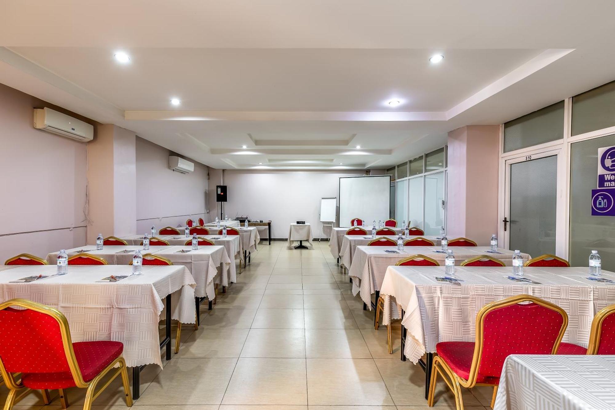 Russell Hotel Кампала Экстерьер фото