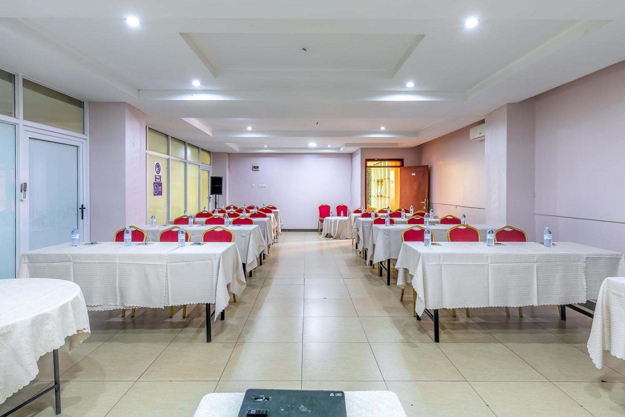 Russell Hotel Кампала Экстерьер фото