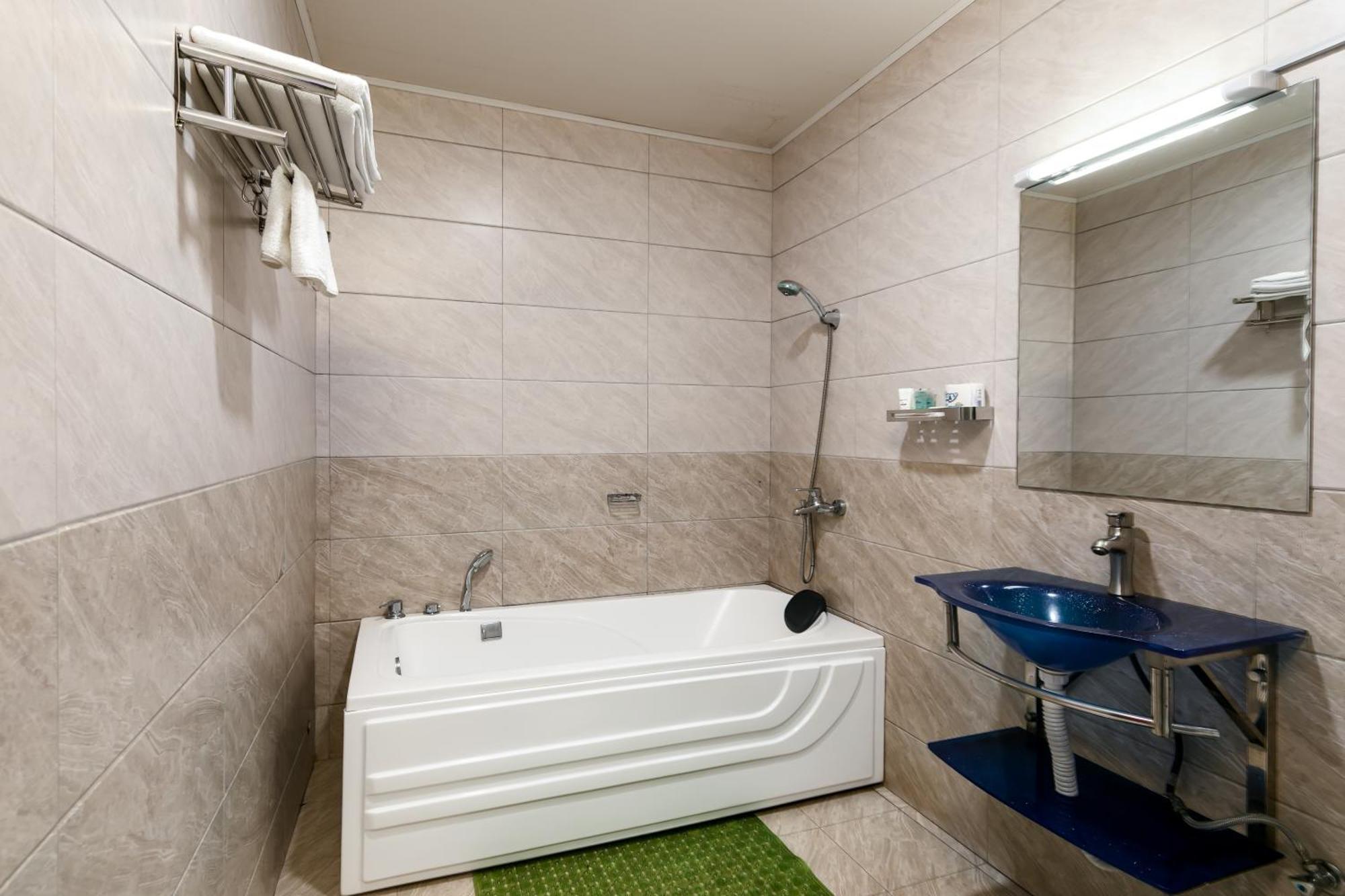 Russell Hotel Кампала Экстерьер фото