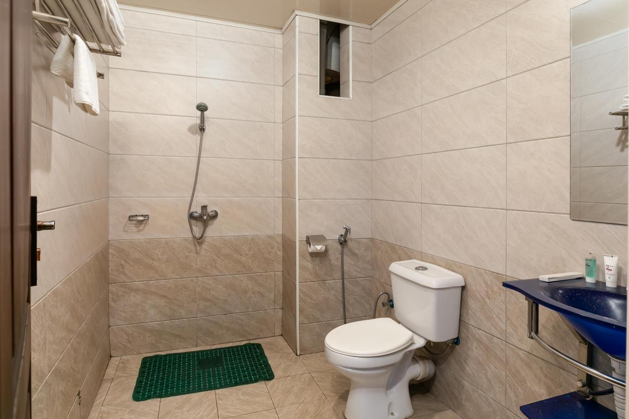 Russell Hotel Кампала Экстерьер фото