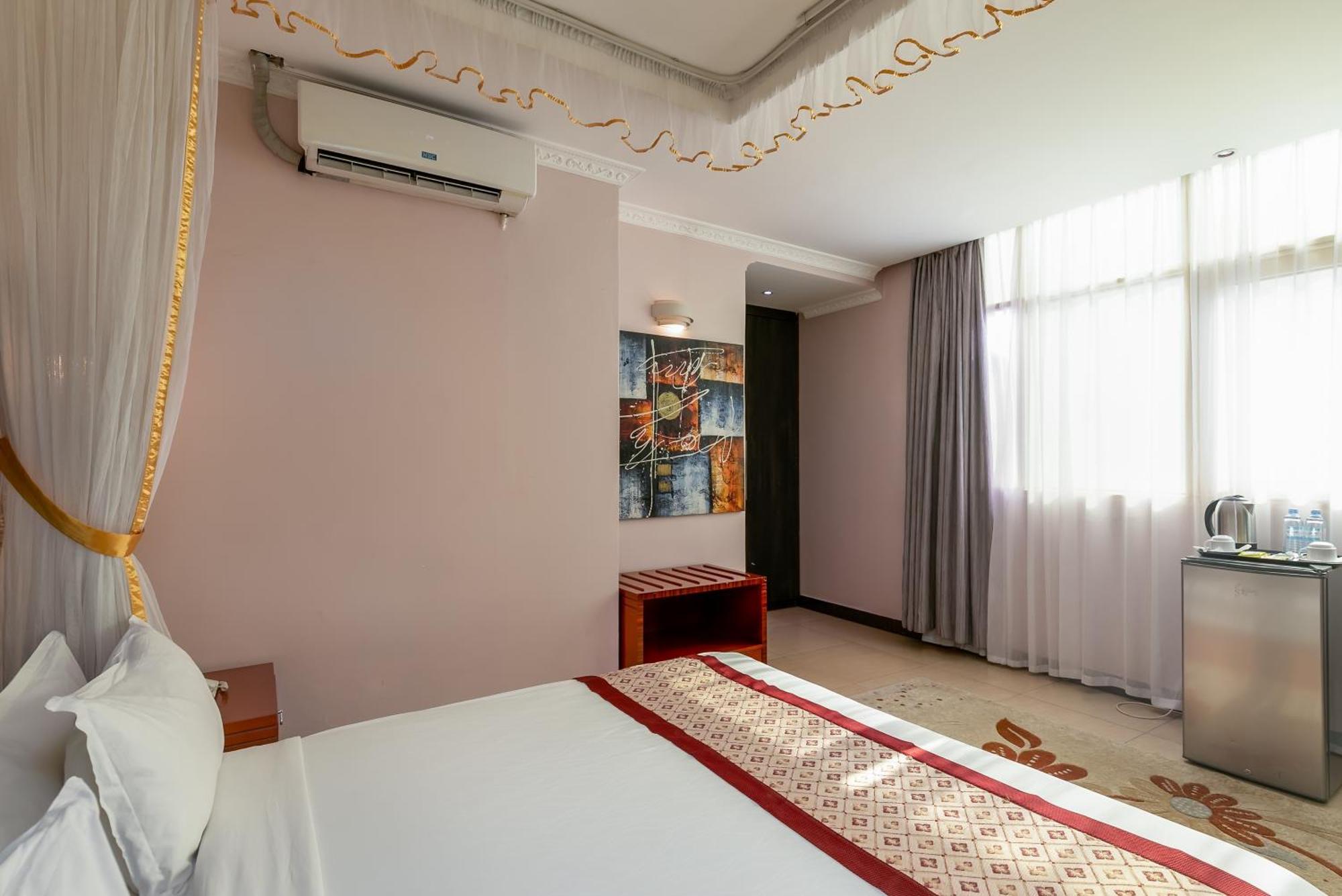 Russell Hotel Кампала Экстерьер фото